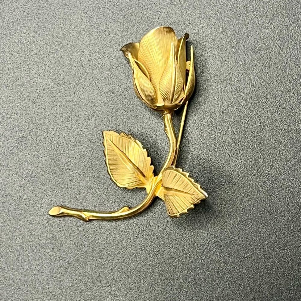 Giovanni Signed Goldtone Flower Brooch Pin